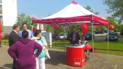 SPD-Infostand auf dem Fest "30 Jahre Straßenbahn" in Neu-Olvenstedt am 27.04.2014