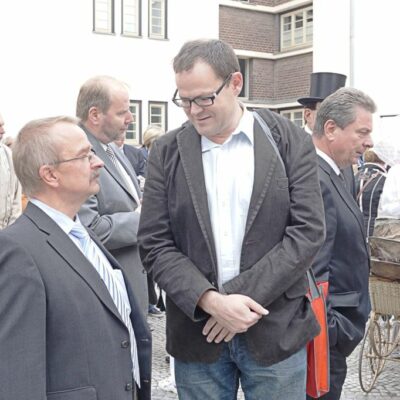 Feier 90 Jahre Beimssiedlung - offizielle Einweihung des neu gestalteten Beimsplatzes mit zwei neuen Beimsbänken im Stil der 20er Jahre.