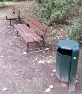 Bänke und Mülleimer auf dem ehemaligen Spielplatz Hohendodeleber Str./ Ecke Seehäuser Str.