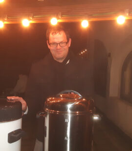 26.11.2016 - Wieder ein schöner Adventsmarkt der Kulturscheune Olvenstedt e.V. - ganz tolle vorweihnachtliche Athmosphäre auf dem Hof der Kulturscheune und des Pfarrhauses - mit gebackenem Kassler im Steinofen und natürlich leckerem Glühwein.