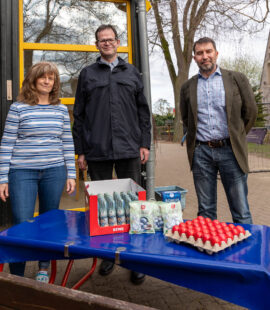 Christian Hausmann und Christoph Abel mit einer Erzieherin der Kita