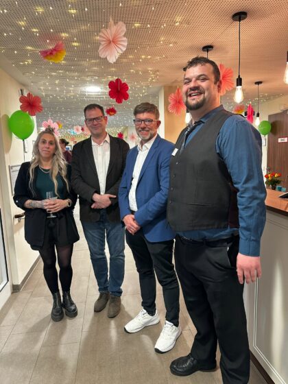 16.04.2026 - Frühlingsfest der Seniorenresidenz Compassio Neu-Olvenstedt, wo professionelle Pflege und soziokulturelle Teilhabe der Bewohnenden am gesellschaftlichen Leben Hand in Hand gehen. Die Seniorenresidenz arbeitet mit dem Olvenstedter Hort Tintenkleckse zusammen - ein gutes Miteinander der Generationen.