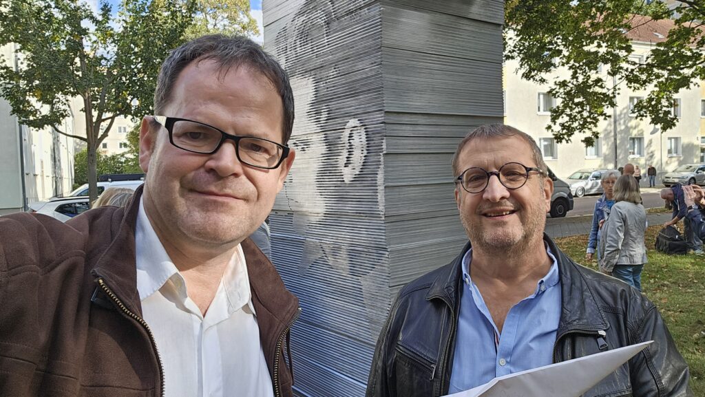 Feierliche Einweihung des Denkmals AnStoß des Künstlers Dr. Roland Fuhrmann im Geschwister-Scholl-Park