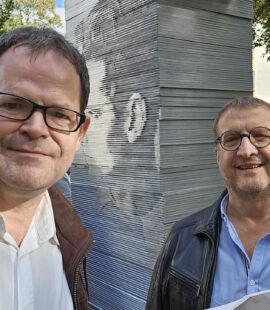 Feierliche Einweihung des Denkmals AnStoß des Künstlers Dr. Roland Fuhrmann im Geschwister-Scholl-Park